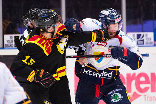 Brynäs Simon Bertilsson och Djurgårdens Mikael Samuelsson