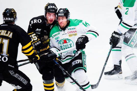 s Victor Ekarv och Rögles Justin Bostrom krockar