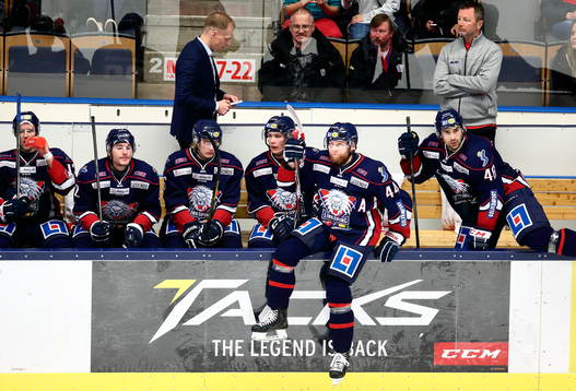 Linköpings bås med Jonas Junland på sargen
