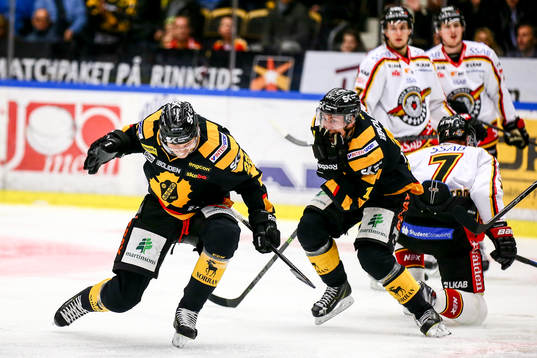 Skellefteås Oscar Sundqvist och Pär Lindholm jublar