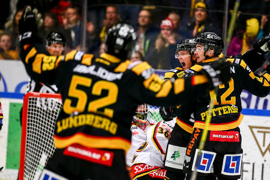 Skellefteås Patrik Zackrisson och Adam Pettersson jublar