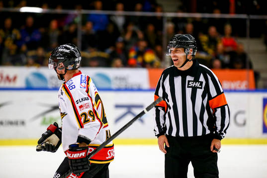 Luleås Chris Abbott pratar med domaren Sören Persson