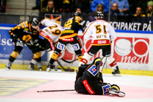 Skellefteås Kirill Kabanov får hjälp av isen