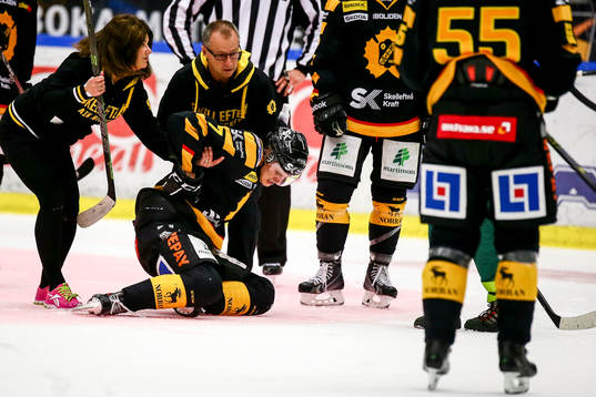Skellefteås Kirill Kabanov får hjälp av isen