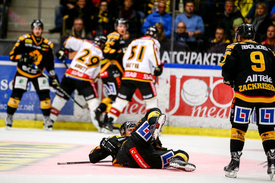 Skellefteås Kirill Kabanov får hjälp av isen