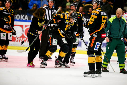 Skellefteås Kirill Kabanov får hjälp av isen