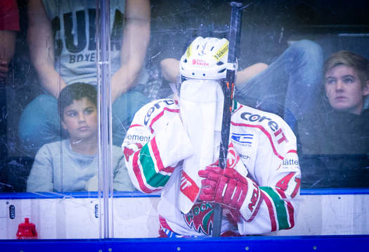 Modos Oscar Hedman deppar i utvisningsbåset
