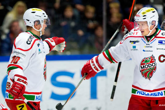 Modos Per-Åge Skröder (tv) firar 3-3