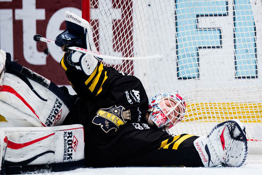 s målvakt Christian Engstrand deppar