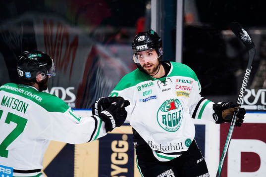 Rögles Ludvig Rensfeldt gör 1-3 och jublar med Taylor