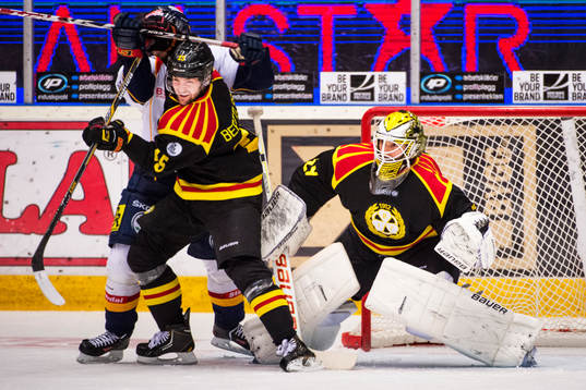 Brynäs Simon Bertilsson och Brynäs målvakt Bernhard