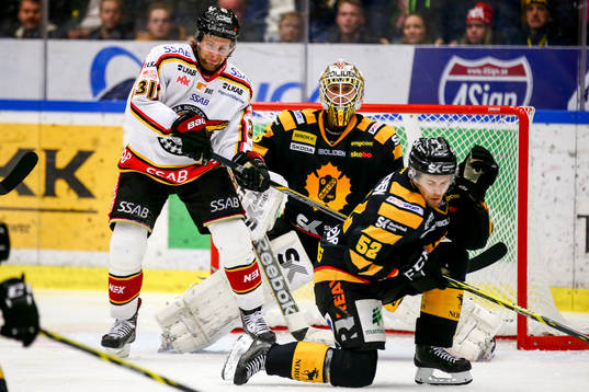 Skellefteås Arvid Lundberg och målvakt Markus Svensson