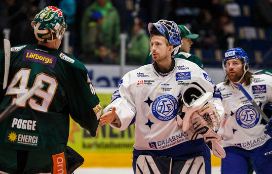 Leksands målvakt Joakim Lundström deppar när han tackar