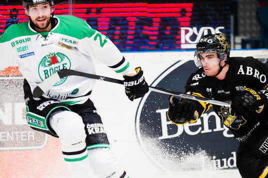 Rögles Ludvig Rensfeldt träffas av klubban som tillhör