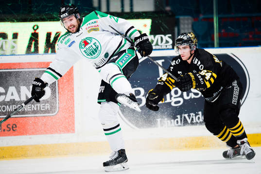 Rögles Ludvig Rensfeldt träffas av klubban som tillhör