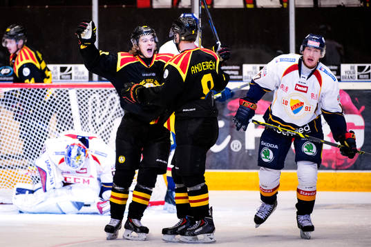 Brynäs Adam Brodecki och Niclas Andersén jublar