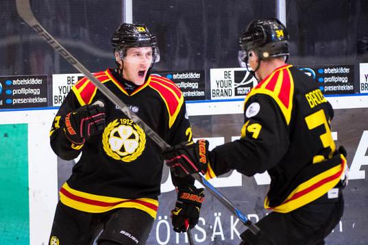 Brynäs Bill Sweatt och Daniel Brodin jublar