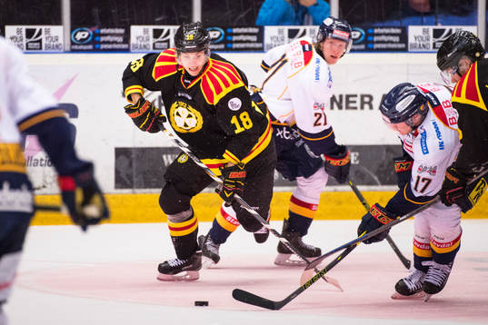 Brynäs Anton Rödin jagar puck