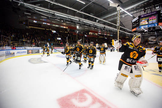 Skellefteås målvakt Markus Svensson jublar