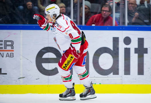 Modos William Nylander ber linjemannen om ursäkt