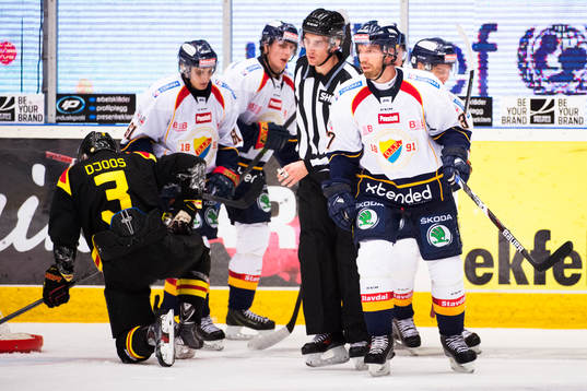 Brynäs Christian Djoos deppar medan Djurgårdens Mikael
