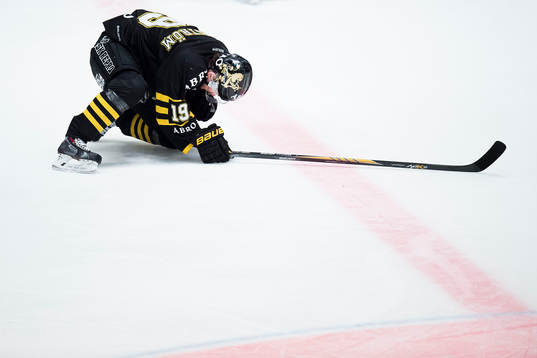 s David Lillieström Karlsson har ont