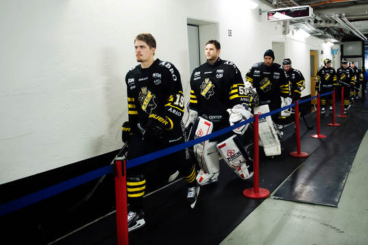 s David Lillieström Karlsson och målvakt Christian