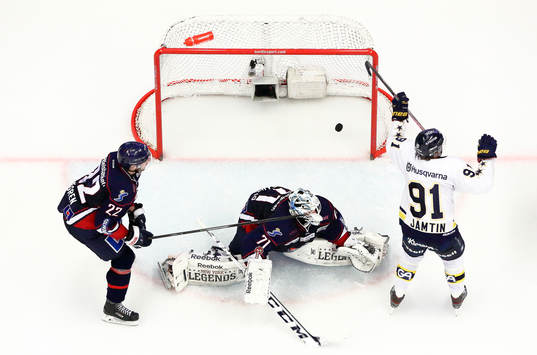 s Andreas Jämtin förbi Linköpings Mattias Sjögren och