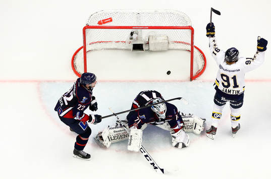 s Andreas Jämtin förbi Linköpings Mattias Sjögren och