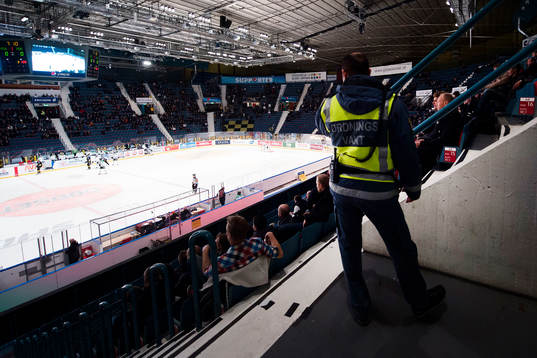 En ordningsvakt tittar ut över publiken på Hovet