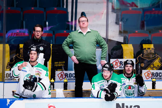 Rögles tränare Magnus Bogren i spelarbåset