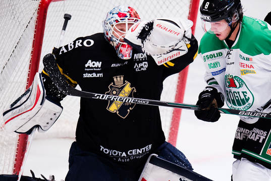 s målvakt Christian Engstrand och Rögles Sebastian