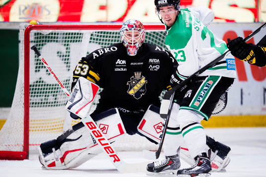 s målvakt Christian Engstrand och Rögles Daniel Sylwander