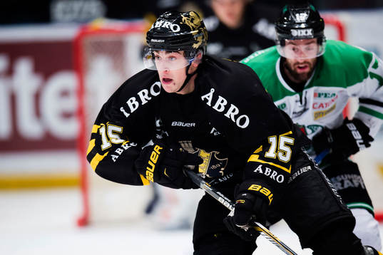 s Jonathan Andersson jagas av Rögles Taylor Matson