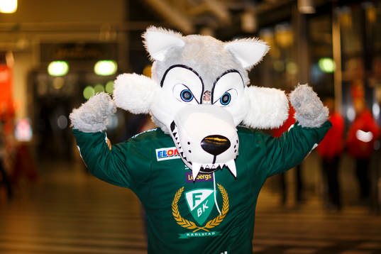 Färjestads maskot Ture Varg visar sin styrka