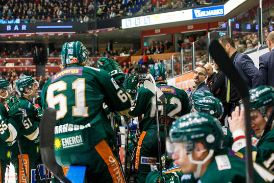Färjestads tränare Tommy Samuelsson coachar från båset