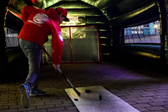 En kille skjuter en puck utanför arenan