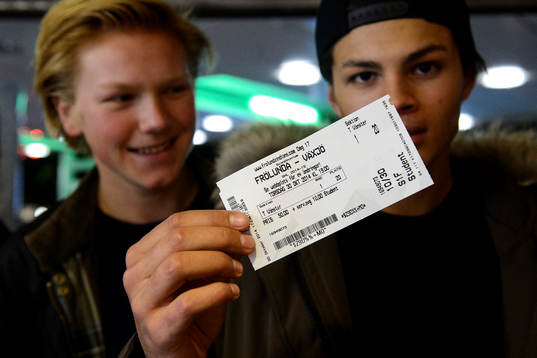En kille håller en biljett för hockeymatchen i SHL mellan
