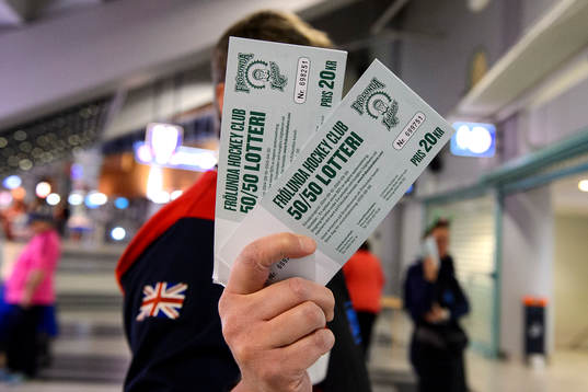 50/50-lotter till försäljning innan hockeymatchen i SHL