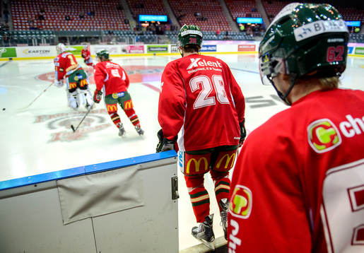 Frölundas lag går på isen för uppvärmning innan