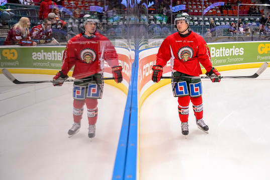 Frölundas Nicklas Lasu värmer upp innan hockeymatchen i
