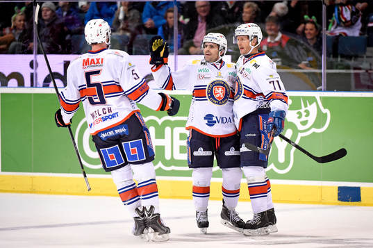 Växjös Tomi Kallio firas av Noah Welch och Cory Murphy