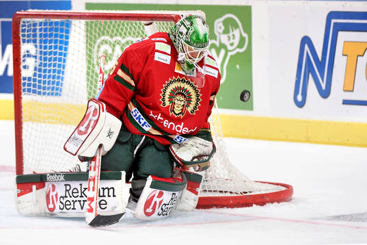 Frölundas målvakt Linus Fernström räddar