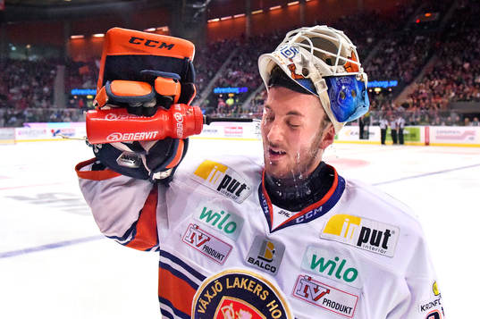Växjös målvakt Stefan Steen sprutar vatten i ansiktet