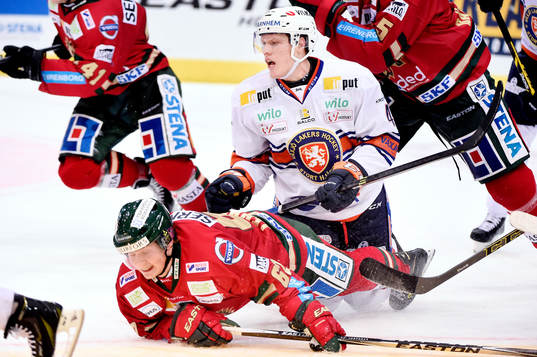Frölundas Artturi Lehkonen tacklas av Växjös Niclas