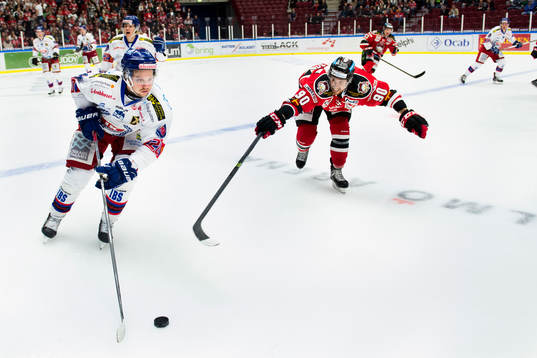Malmö Redhawks Mattias Persson försöker ta pucken från