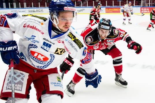 Malmö Redhawks Mattias Persson försöker ta pucken från