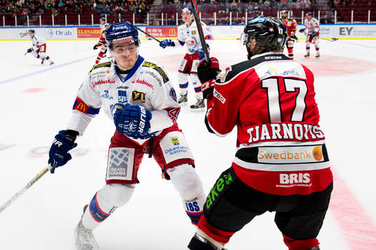 Oskarshamns Oscar Engsund tacklar Malmö Redhawks Mathias