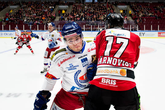 Oskarshamns Oscar Engsund tacklar Malmö Redhawks Mathias