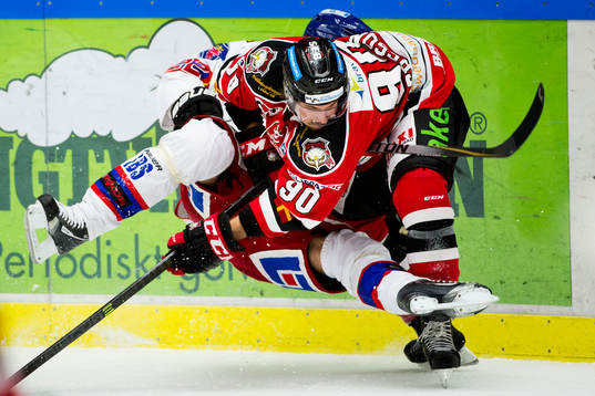 Oskarshamns John Nyberg tacklas omkull av Malmö Redhawks